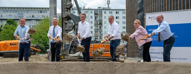 Von links: Thomas Jenkel, Leiter des Staatlichen Bauamts München 2, Dr. Martin Siess, Ärztlicher Direktor des TUM Klinikums, Forschungsminister Markus Blume, Prof. Daniel Rückert, Direktor des ZDMG, Prof. Stephanie Combs, Dekanin der TUM School of Medicine, Prof. Gerhard Kramer, TUM Vizepräsident Forschung.